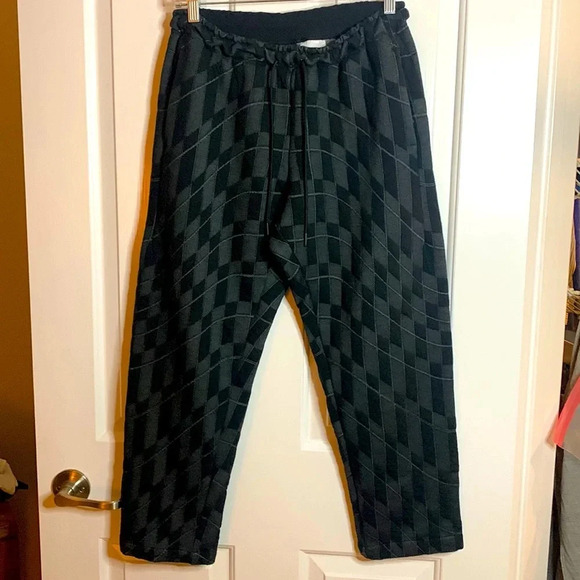 EUC women’s NIKE unique black and grey printed pullon cropped pants size small - Picture 1 of 9